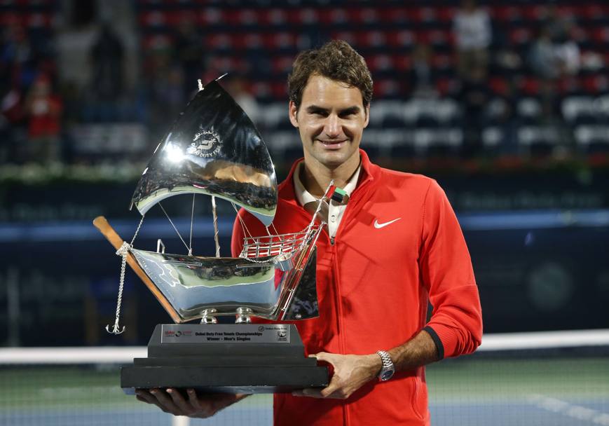 Roger Federer mostra il trofeo. Reuters